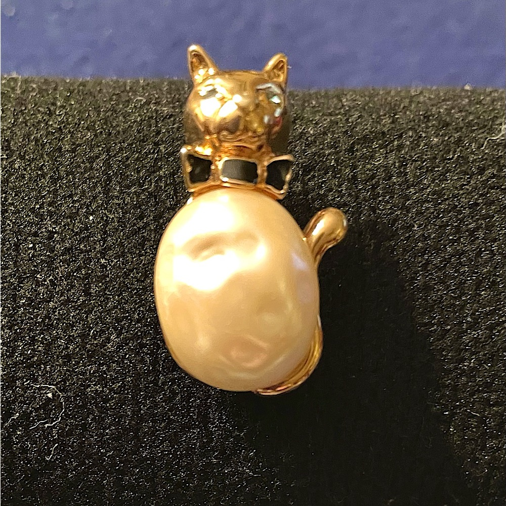 Rare Carolee Cat Brooch. Faux Pearl body, black stone collar. Rhinestone eyes.